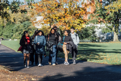 Large group of students walk through Botanic Gardens